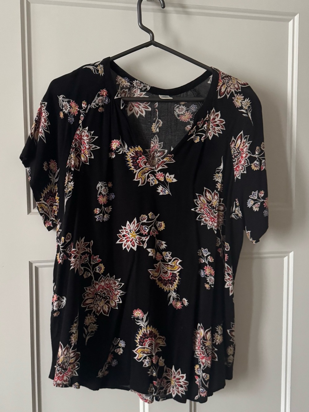 Old Navy Black Floral V-Neck Short Sleeve Tee